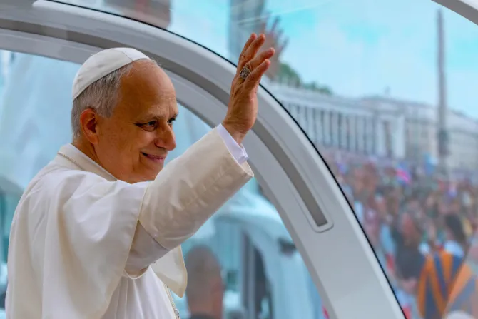 البابا لاوون الرابع عشر يحيّي المؤمنين المجتمعين صباح اليوم في ساحة القدّيس بطرس-الفاتيكان للمشاركة في المقابلة العامّة الأسبوعيّة