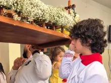 الشابّ جود نوفل يخدم القدّاس الإلهيّ في البحرين