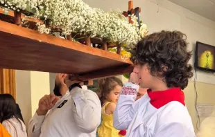 الشابّ جود نوفل يخدم القدّاس الإلهيّ في البحرين مصدر الصورة: وليد نوفل