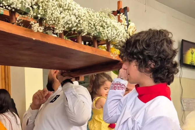 الشابّ جود نوفل يخدم القدّاس الإلهيّ في البحرين