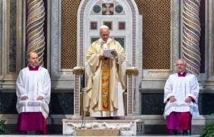 البابا لاوون الرابع عشر يترأّس قدّاسًا إلهيًّا في بازيليك القدّيس يوحنّا في اللاتران لمناسبة عيد تدشينها مصدر الصورة: دانييل إيبانيز/آسي مينا