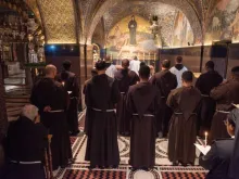 رهبان فرنسيسكان تابعون لحراسة الأراضي المقدّسة يصلّون في كنيسة القيامة، القدس