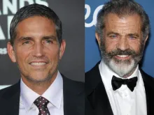 المخرج الأميركي ميل غيبسون والممثّل جيم كافيزيل