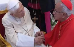 البابا الفخري بنديكتوس السادس عشر يحيّي الكاردينال الكولومبي خورخي إنريكي خيمينيز كارفاخال في مقرّ إقامته بالفاتيكان في 27 أغسطس/آب 2022 Provided by: Screenshot from EWTN video