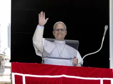 البابا لاوون الرابع عشر يتلو صلاة التبشير الملائكيّ مع المؤمنين المحتشدين في ساحة القدّيس بطرس الفاتيكانيّة