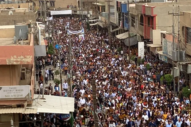 أكثر من 25000 شخص في قضاء الحمدانية (قرةقوش)-العراق بمناسبة دخول الرب يسوع إلى أورشليم