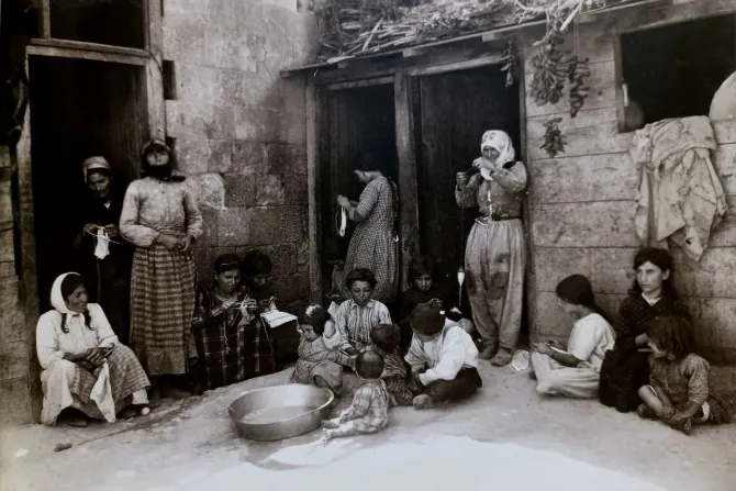 الأرمن في مخيّمات اللجوء في حلب بعدسة المصوّر فارتان ديرونيان بين عامي 1922 و1936-1