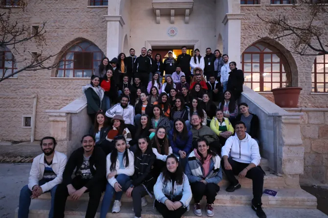 لقطة جامعة للمشاركين والمشاركات في الدورة التي احتضنها دير مار يعقوب المقطع  في بلدة قارة-ريف دمشق، سوريا