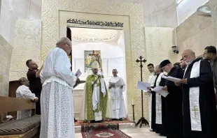 من القداس الإلهي احتفالًا بتكريس مذبح كنيسة الثالوث الأقدس في دير الربّان هرمزد الأثريّ، العراق مصدر الصورة: موقع خورنة ألقوش