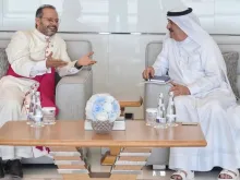 المونسنيور يوأنس لحظي جيد يلتقي الشيخ ماجد بن سعود بن راشد المعلا في الإمارات