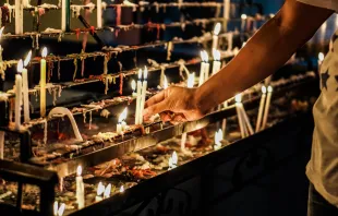 إضاءة الشموع عند صلاة التساعيّات تساعد على الدخول في جوّ روحي مصدر الصورة: JAM Inc/Shutterstock