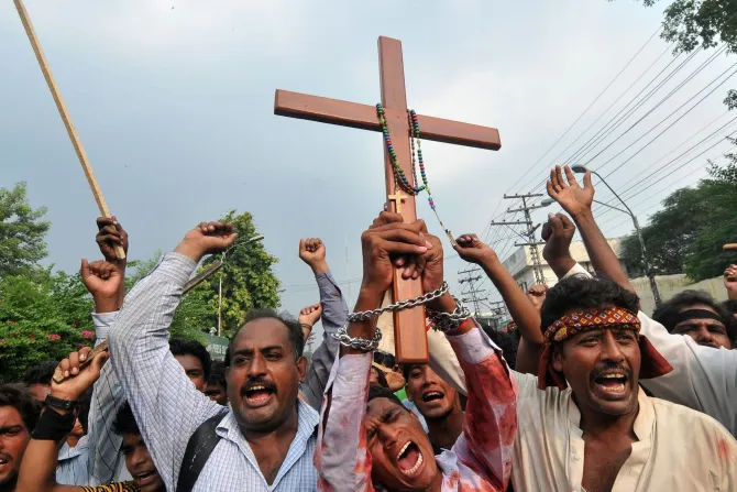 تقرير بريطاني حول أعمال العنف المستمرة ضد المسيحيين