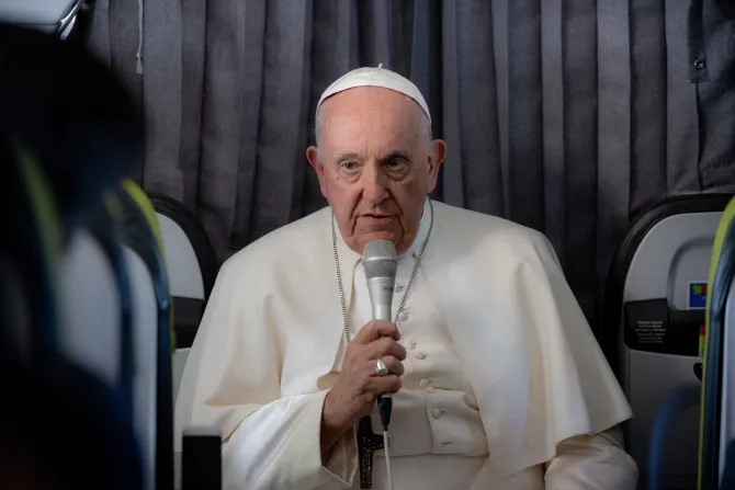 البابا فرنسيس يعقد مؤتمرًا صحافيًا على متن الرحلة العائدة من لشبونة إلى روما