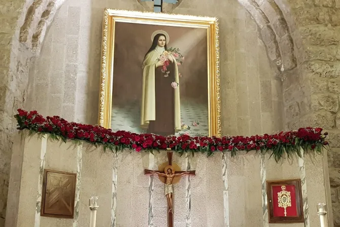 صورة القديسة تريزيا الطفل يسوع تعلو مذبح الكنيسة التي تحمل اسمها في سهيلة، لبنان