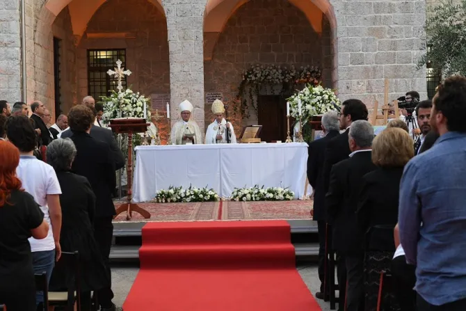 الراعي يكرّس كنيسة السيّدة في عجلتون-1