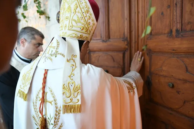 الراعي يكرّس كنيسة السيّدة في عجلتون-3