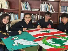 تلاميذ لبنانيّون يكتبون رسائل للبابا لاوون