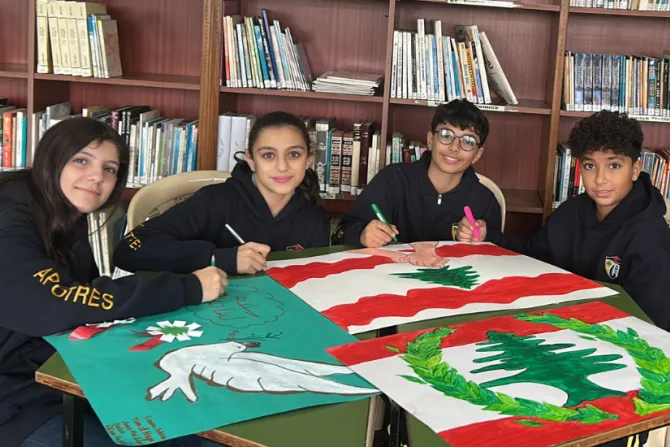 تلاميذ لبنانيّون يكتبون رسائل للبابا لاوون