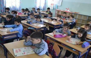 تلاميذ يتلقّون الدروس في إحدى المدارس اللبنانيّة Provided by: ACN