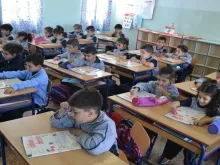 تلاميذ يتلقّون الدروس في إحدى المدارس اللبنانيّة