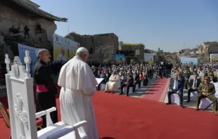 البابا فرنسيس يصلي من أجل ضحايا الحرب في الموصل ، العراق ، 7 مارس 2021. Vatican Media