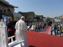 البابا فرنسيس يصلي من أجل ضحايا الحرب في الموصل ، العراق ، 7 مارس 2021.