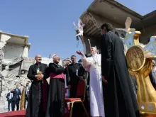 البابا فرنسيس يطلق حمامة بعد صلاته على نيّة ضحايا الحرب في الموصل، العراق (7 مارس/آذار 2021)