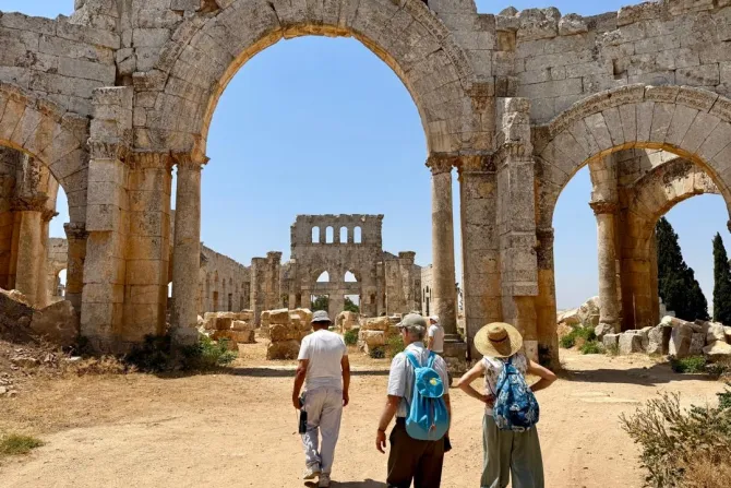 من محطّات رحلة الطبيب نبيل أنطاكي وأصدقائه إلى القرى المنسيّة-مار سمعان