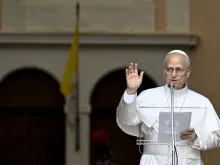 البابا لاوون الرابع عشر يتلو صلاة التبشير الملائكيّ مع المؤمنين المحتشدين في ساحة الحرّية في كاستل غاندولفو