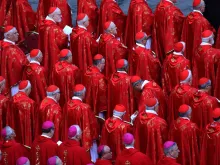 كرادلة وأساقفة يشاركون في جنازة البابا بنديكتوس السادس عشر في 5 يناير/كانون الثاني 2023 في ساحة القديس بطرس-الفاتيكان