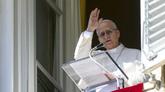 البابا لاوون الرابع عشر يتلو صلاة التبشير الملائكيّ مع المؤمنين في ساحة القدّيس بطرس الفاتيكانيّة مصدر الصورة: فاتيكان ميديا