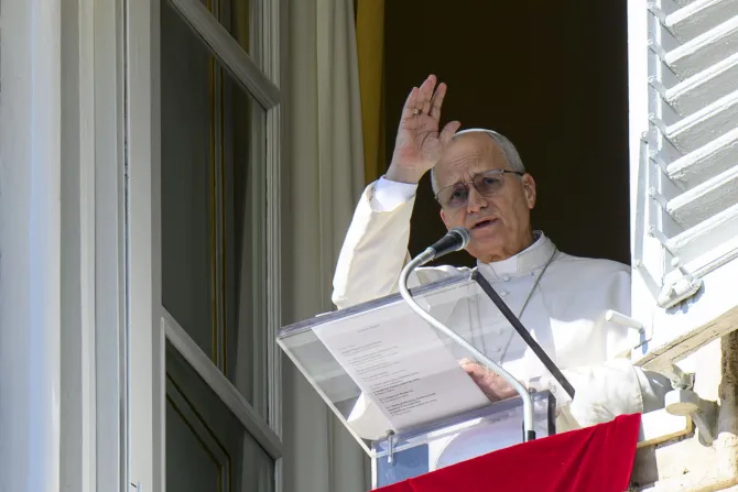 البابا لاوون الرابع عشر يتلو صلاة التبشير الملائكيّ مع المؤمنين في ساحة القدّيس بطرس الفاتيكانيّة