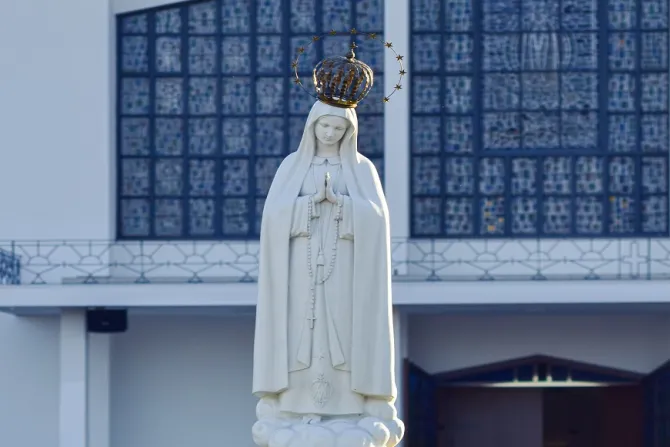 تمثال لمريم العذراء