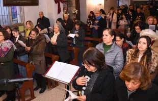 مسيحيّو القامشلي في كنيسة القدّيس هاكوب للأرمن الأرثوذكس مصدر الصورة: لقاءات الشبيبة المسيحيّة-القامشلي/ساكو كاربيديان