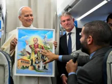 البابا لاوون في الطائرة، في طريق عودته من لبنان إلى روما