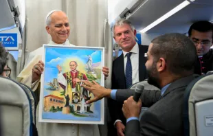 البابا لاوون في الطائرة، في طريق عودته من لبنان إلى روما مصدر الصورة: فاتيكان ميديا