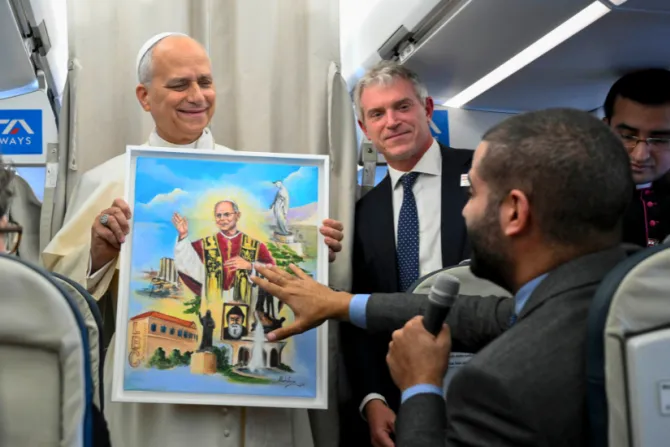 البابا لاوون في الطائرة، في طريق عودته من لبنان إلى روما