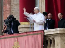 البابا لاوون الرابع عشر يتلو صلاة التبشير الملائكيّ مع المؤمنين في ساحة القدّيس بطرس الفاتيكانيّة