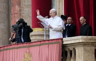 البابا لاوون الرابع عشر يتلو صلاة التبشير الملائكيّ مع المؤمنين في ساحة القدّيس بطرس الفاتيكانيّة مصدر الصورة: فاتيكان ميديا