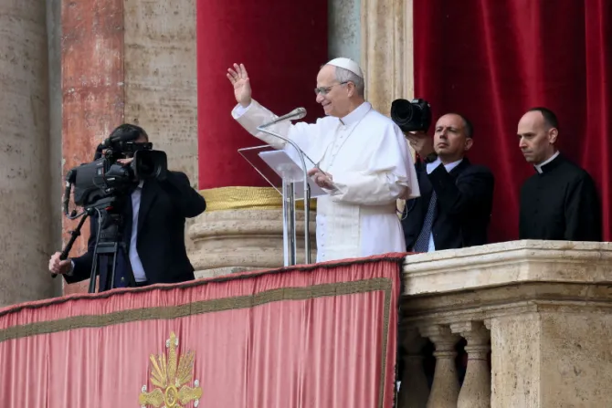 البابا لاوون الرابع عشر يتلو صلاة التبشير الملائكيّ مع المؤمنين في ساحة القدّيس بطرس الفاتيكانيّة