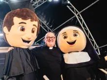 الكنيسة تترك المجال مفتوحًا لكلّ ما يمكن أن يخدم الإنسان ويقوده إلى العمق