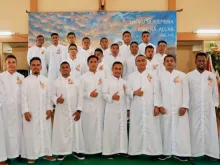 طلاب في إكليريكية القديس بولس الكبرى في جزيرة فلوريس الإندونيسية