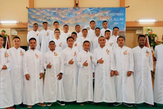 طلاب في إكليريكية القديس بولس الكبرى في جزيرة فلوريس الإندونيسية
