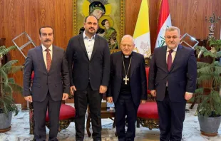 البطريرك لويس روفائيل ساكو مع أعضاء كتلة «صويانا» البرلمانيّة مصدر الصورة: صفحة كتلة «صويانا» المسيحيّة في فيسبوك