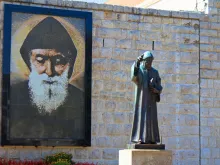 دير مار مارون عنّايا-لبنان، موقع ضريح القديس شربل ومحبسته