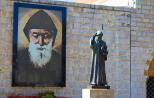 دير مار مارون عنّايا-لبنان، موقع ضريح القديس شربل ومحبسته مصدر الصورة: ABBOUD AZER/Shutterstock