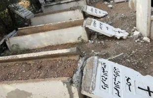 اعتداء على مقبرة للمسيحيّين في أرموطا، قضاء كويسنجق في محافظة أربيل-إقليم كردستان العراق مصدر الصورة: صفحة أوميد خوشناو محافظ أربيل في فيسبوك