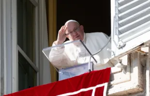 البابا فرنسيس يتلو صلاة التبشير الملائكيّ مع المؤمنين المحتشدين في ساحة القدّيس بطرس-الفاتيكان مصدر الصورة: فاتيكان ميديا