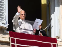 البابا لاوون الرابع عشر يتلو صلاة التبشير الملائكيّ مع المؤمنين في ساحة القدّيس بطرس الفاتيكانيّة