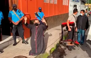 مراقبة الشرطة الأسقف رولاندو ألفاريز في نيكاراغوا منذ بداية أغسطس/آب 2022 Provided by: Diocese of Matagalpa